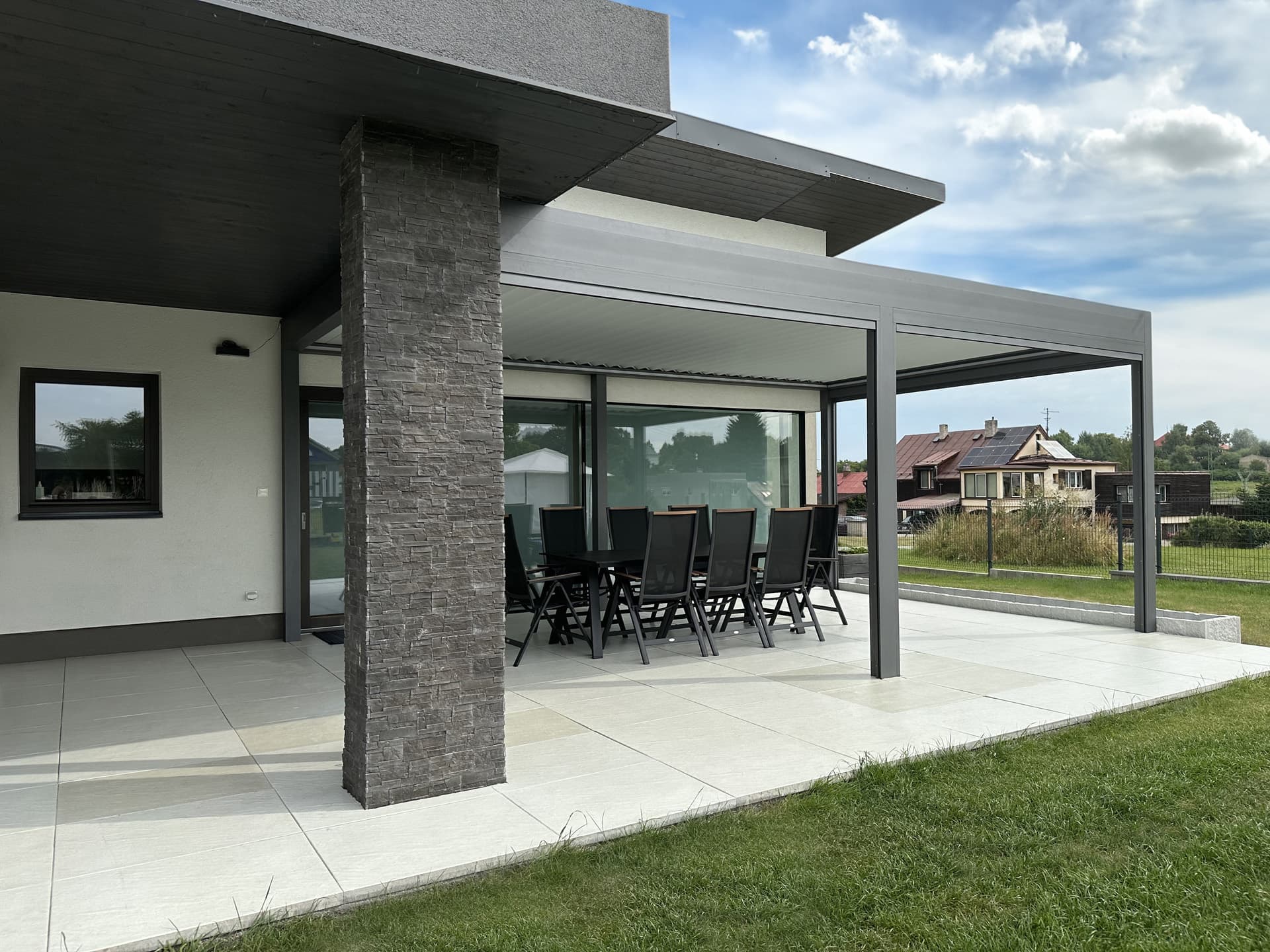 Pergola s integrací do domu Lutyně